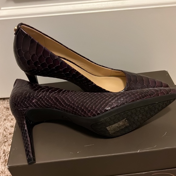 NWOT MICHAEL Michael Kora 2 1/2 inches pump in plum color and snake skin… - Picture 6 of 9